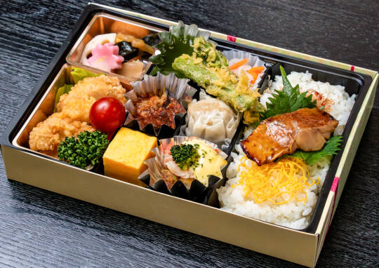 たべものや弁当の幕の内弁当(上)