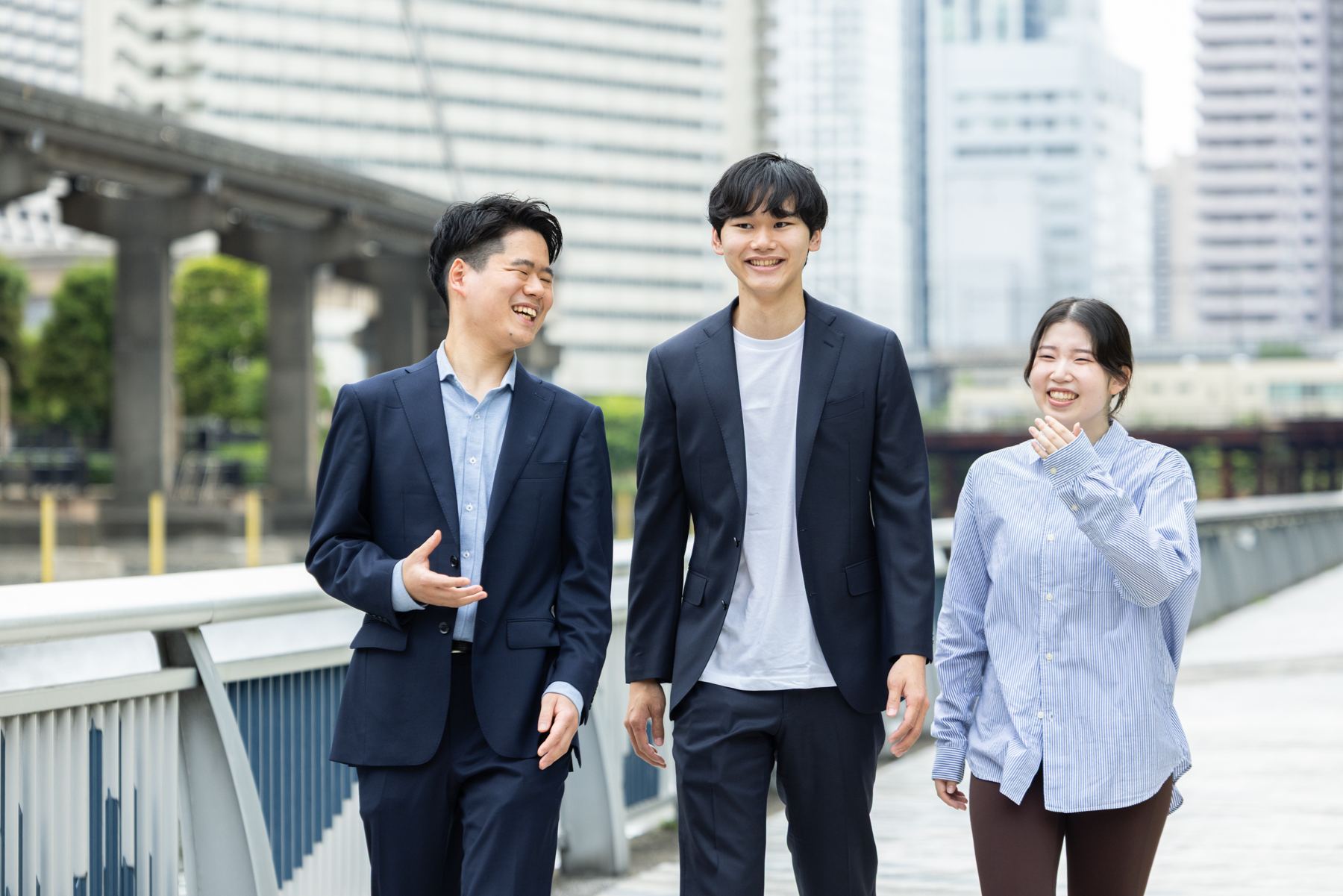 TechSuiteのメンバー3人が並んで歩きながら話している様子